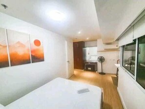 Appartement « Premier », vue ville | Espace de travail pour ordinateur portable, fer et planche à repasser