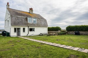 Exterior - Tyn Pwll: 5‑Bed Detached House Sleeping 10 in Rhosneigr | Managed by Anglesey Holiday Lettings (Rhosneigr)