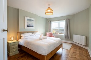 5 chambres, fer et planche à repasser, lit de bébé portatif