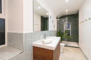 Een douche, een haardroger, handdoeken