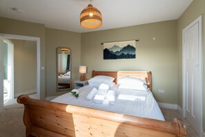 5 bedrooms, iron/ironing board, travel crib, free WiFi - Tyn Pwll: 5‑Bed Detached House Sleeping 10 in Rhosneigr | Managed by Anglesey Holiday Lettings (Rhosneigr)