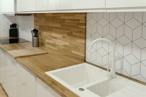 Een koelkast, een microgolfoven, een oven, een vaatwasser