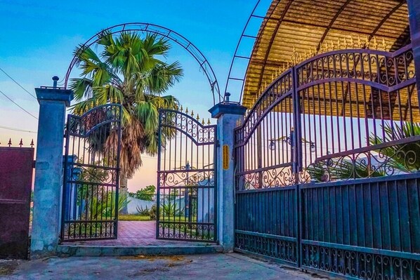 Vista frontal de la propiedad