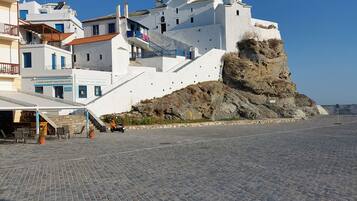 Di pantai, kursi berjemur, dan pijat di pantai