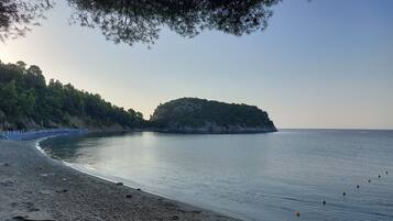 Di pantai, kursi berjemur, dan pijat di pantai