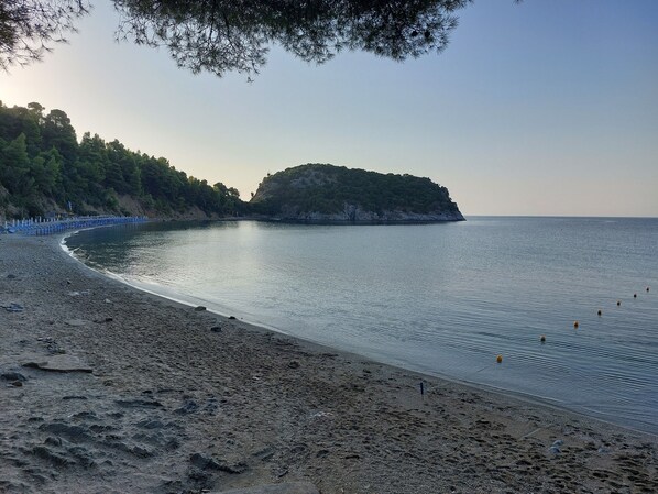 Plage, chaises longues, massages sur la plage