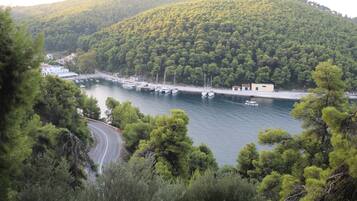 Di pantai, kursi berjemur, dan pijat di pantai