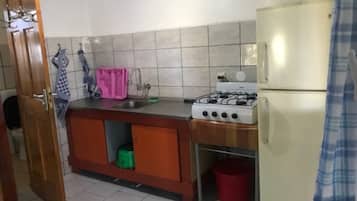 Studio Deluks | Dapur pribadi | Lemari es besar, microwave, kompor, dan pemanggang roti