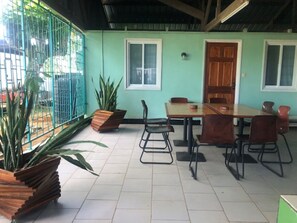 Deluxe Studio | Terrace/patio - Unu Pikin Guesthouse (Paramaribo)