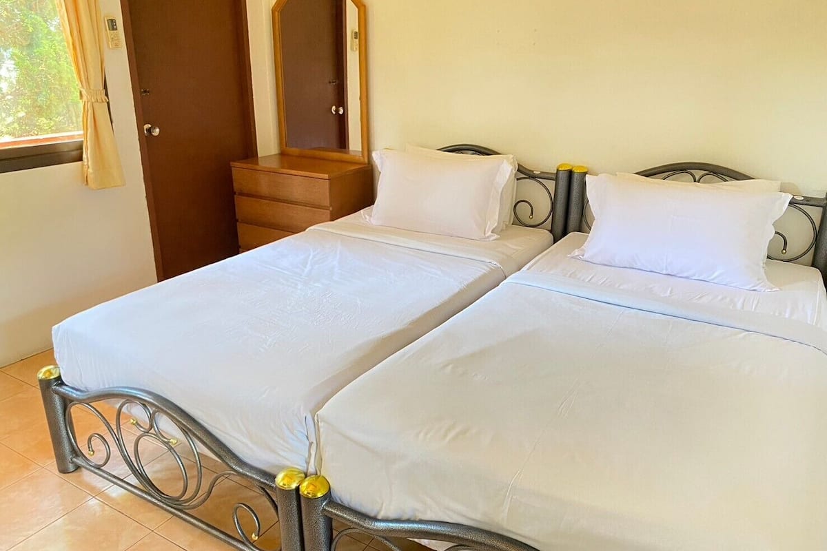 Deluxe Double or Twin Room, Mountain View | 1 bedroom, desk, free WiFi, bed sheets