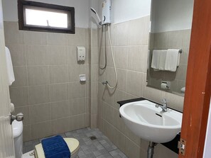 A small, clean bathroom with a toilet, a shower, and a sink. - Phuphamok Valley Resort (Dan Sai)