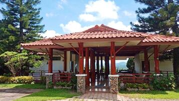 Vista frontal de la propiedad