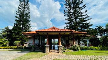 Vista frontal de la propiedad