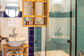 Bathroom - Allenby Artsy Stay by Sea N' Rent (Tel Aviv)
