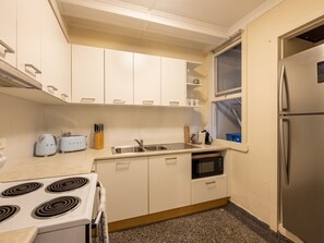 Een koelkast, een microgolfoven, een oven, een vaatwasser