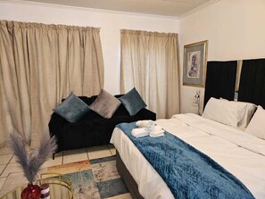 1 bedroom, desk, iron/ironing board, free WiFi - Premium Studio Apartment In The Fabulous  Lonehill / fourways, Sandton With WiFi (Sandton)