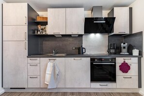 Fridge, oven, stovetop, dishwasher