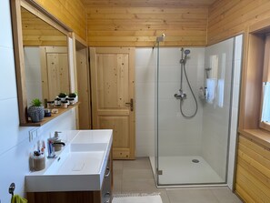 Dusche, Haartrockner, Handtücher