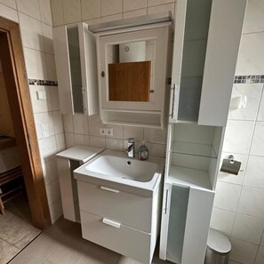 Shower, towels - Holiday Apartment "Haus Weitblick 2" near Slopes with Private Terrace & Wi-Fi (Hochrindl)
