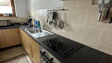 Kühlschrank, Ofen, Herdplatte, Geschirrspüler