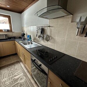 Frigorifero, forno, piano cottura, lavastoviglie