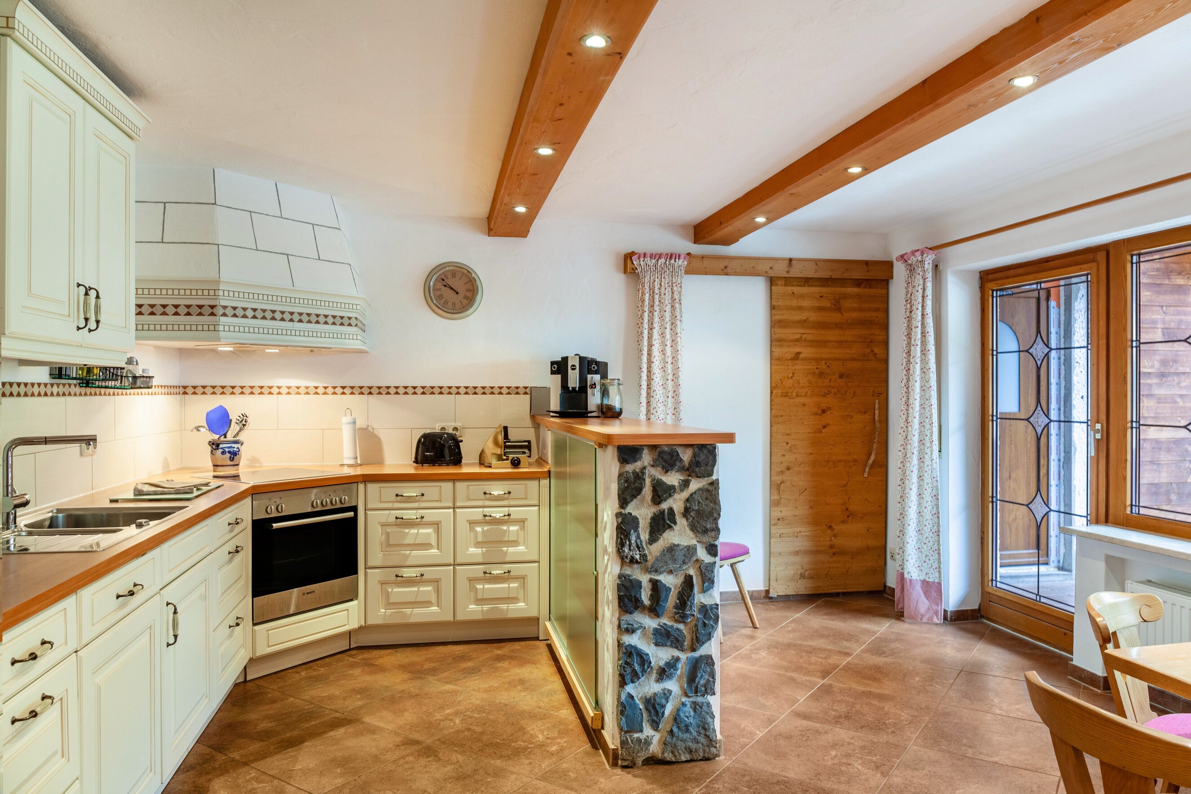 Wasserkocher mit Kaffee-/Teezubehör, Kühlschrank, Mikrowelle, Ofen