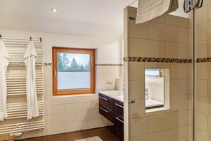 Dusche, kostenlose Toilettenartikel, Haartrockner, Handtücher