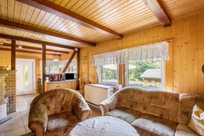 Fernseher, Kamin, Stereoanlage