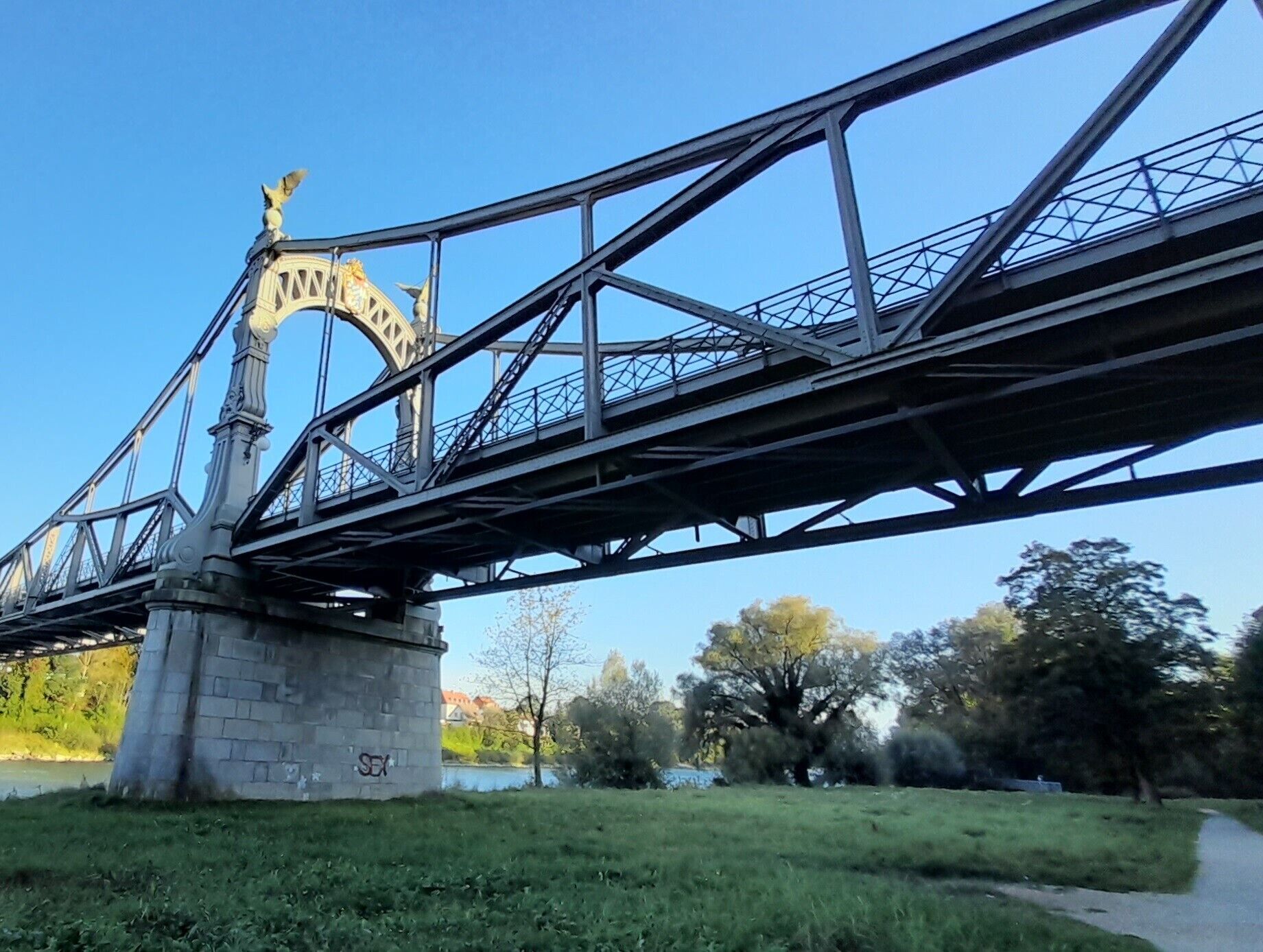 Een brug met een stenen fundering en stalen liggers.