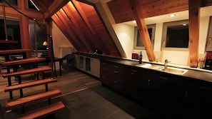 Fridge, microwave, oven, stovetop - Apartment 'Obergeschoß' with Lake View, Private Garden and Wi-Fi (Röbel/Müritz)