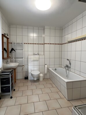 Douche, sèche-cheveux, serviettes fournies