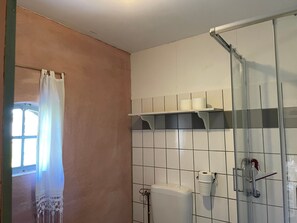 Chuveiro, toalhas de banho