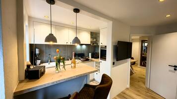 Køleskab, mikrobølgeovn, ovn, kogeplade