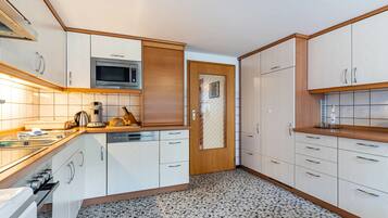 Frigorifero, microonde, forno, piano cottura