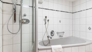Een douche, gratis toiletartikelen, een haardroger, handdoeken