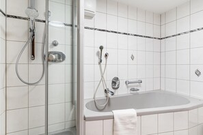 Douche, articles de toilette gratuits, sèche-cheveux