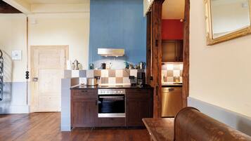 Een koelkast, een oven, een kookplaat, een vaatwasser