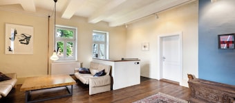 Apartment 'Altes Pfarrhaus - Wohnung Farbwelt' with Private Garden and Wi-Fi