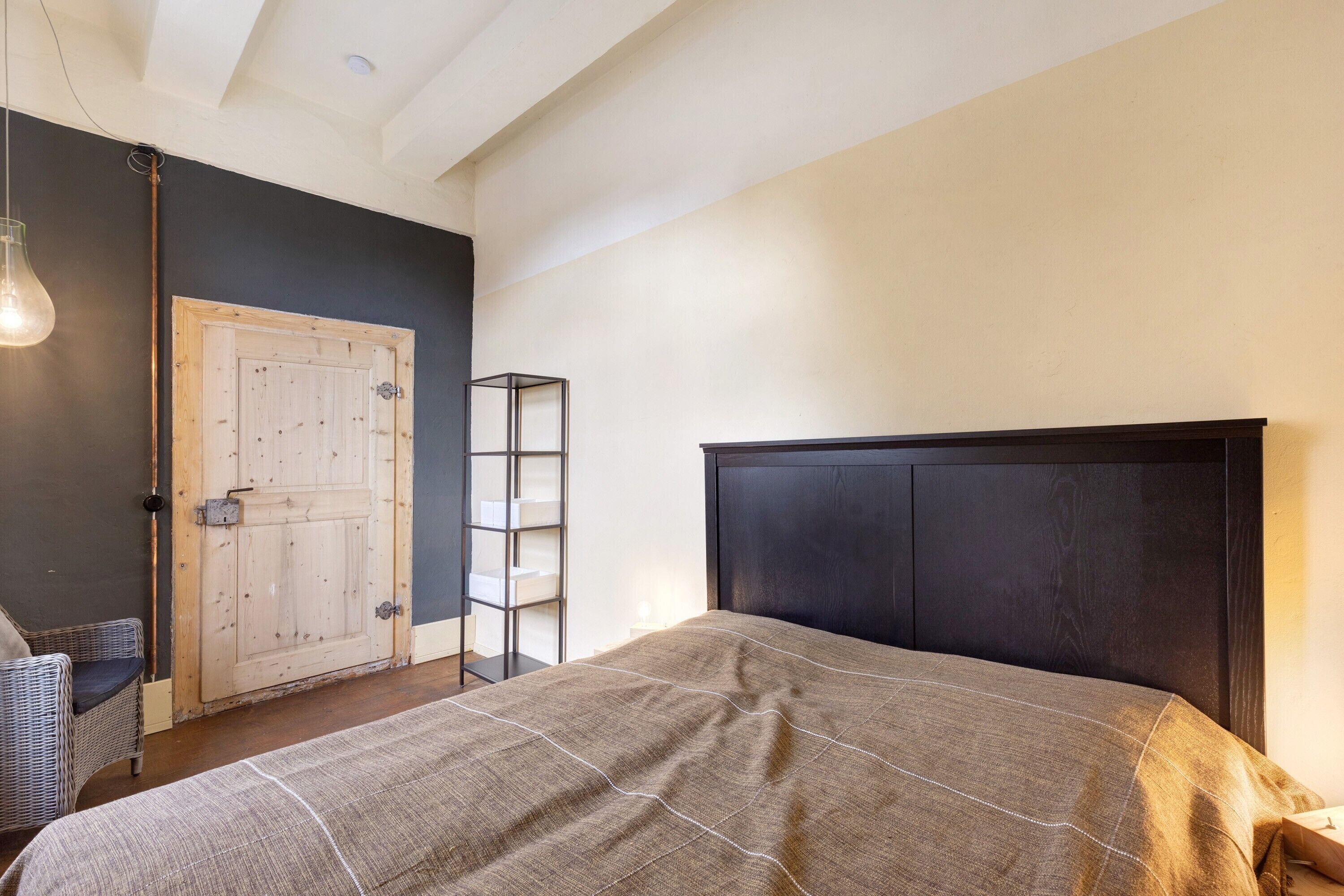 3 室のベッドルーム、デスク、WiFi (無料)、ベッドシーツ