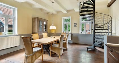 Ferienwohnung 'Altes Pfarrhaus - Wohnung Farbwelt' mit Privatem Garten und WLAN