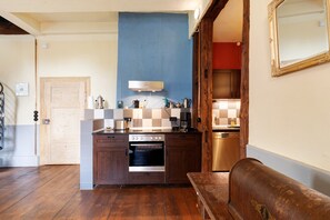 Jääkaappi, uuni, liesi, astianpesukone