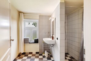Dusche, Haartrockner, Handtücher