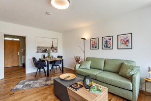 TV, stereo - Apartment 'Berg und Tal' – Your Base for Winter Sports, Hiking & Cycling (Brilon)