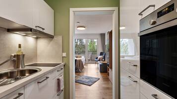 Kühlschrank, Ofen, Herdplatte, Wasserkocher mit Kaffee-/Teezubehör