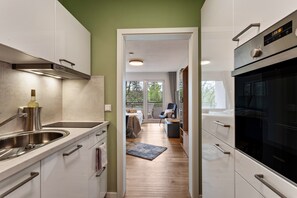 Fridge, oven, stovetop, coffee/tea maker