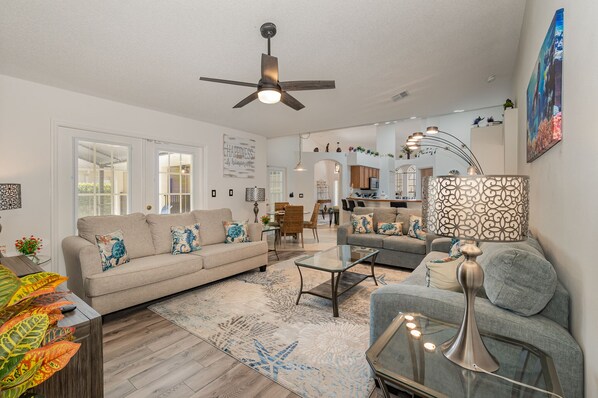 TV - Stunning Pool Home, close to Attractions - 16306 (Clermont)