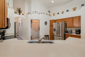 Fridge, microwave, oven, stovetop - Stunning Pool Home, close to Attractions - 16306 (Clermont)