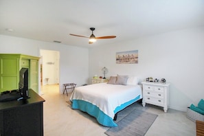 4 bedrooms, iron/ironing board, free WiFi, bed sheets - Relaxing coastal home centrally located in Port Charlotte - Fireside Cottage (Port Charlotte)