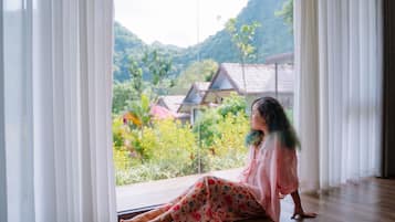 Phòng Junior, quang cảnh thung lũng, cạnh hồ bơi | 1 phòng ngủ, minibar, bàn, phòng cách âm
