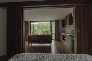 Junior-Zimmer, Talblick, Poolseite | Minibar, Schreibtisch, schallisolierte Zimmer, kostenloses WLAN